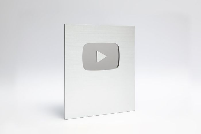 Silver Play Button, Jenis Play Button YouTube, untuk 100 Ribu Subscriber